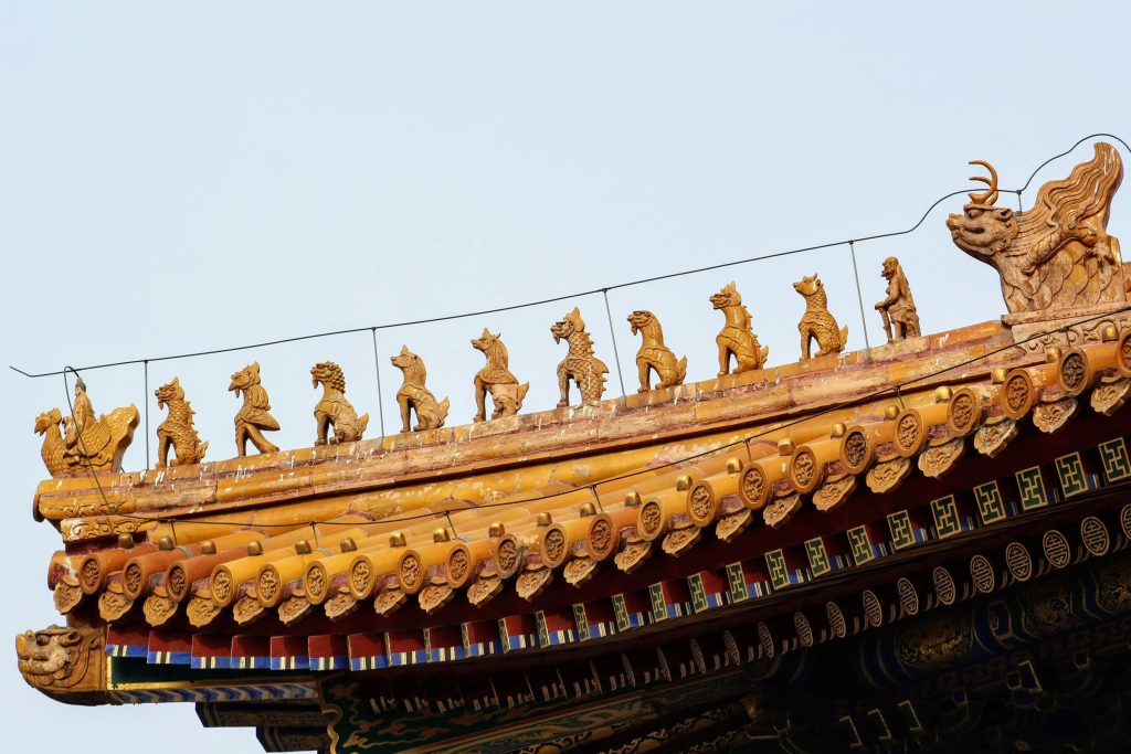 Photo showing the statues on a rooftop of the Forbidden City