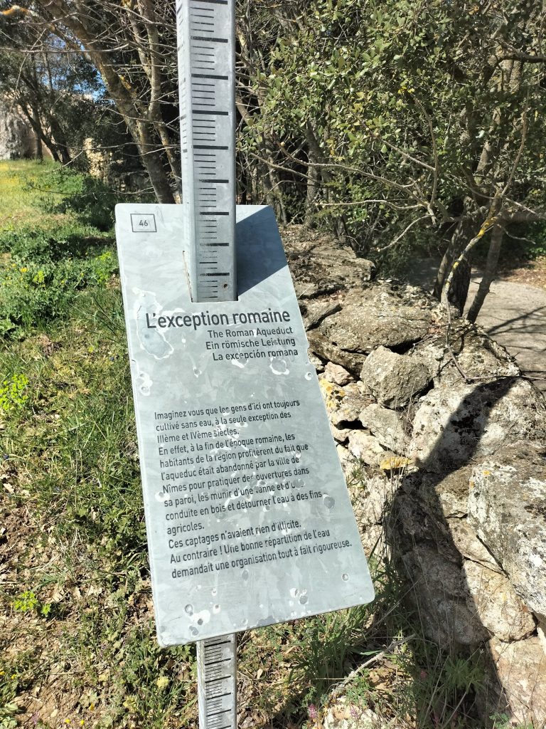 Sign in French explaining some history of the aqueduct.