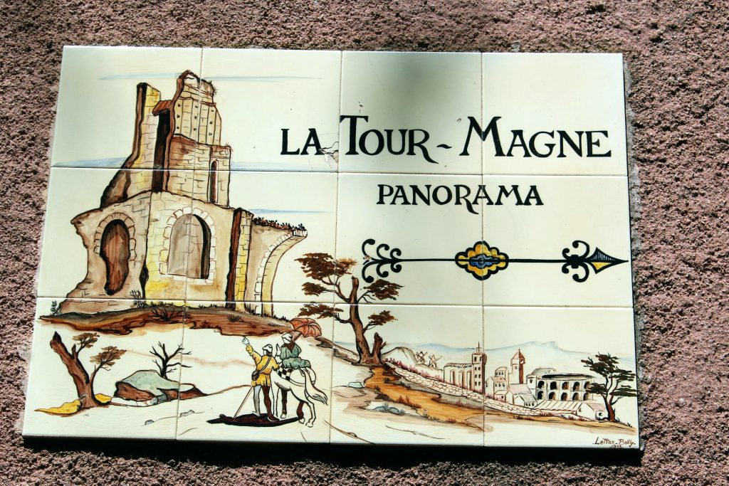Photo of sign saying "La Tour-Magne Panorama" with an arrow.
