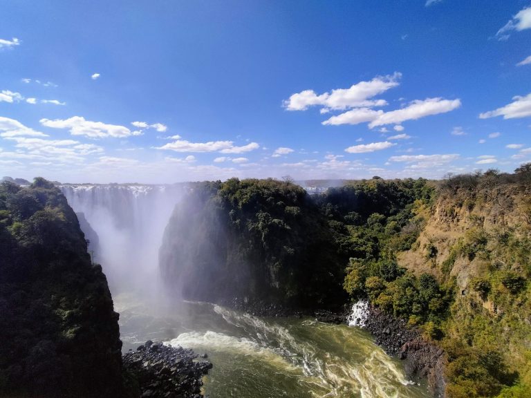 How to cross the border at Victoria Falls on foot