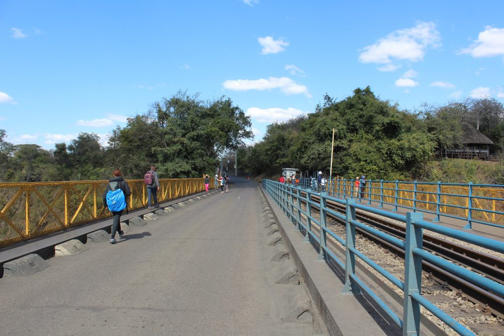 Photo of people crossing the border at Victoria Falls on foot