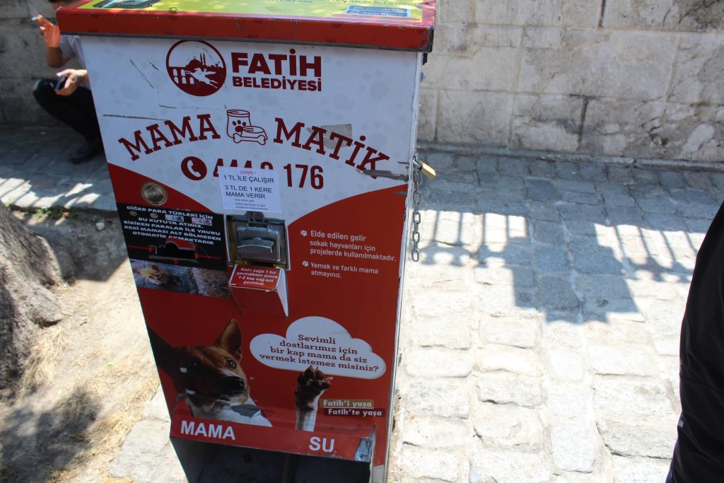 Photo of a vending machine for dogs and cats in Istanbul. Everything is in Turkish and it has a picture of a dog on it.  